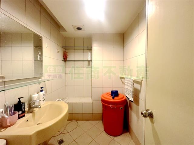 高雄新興區大樓-4