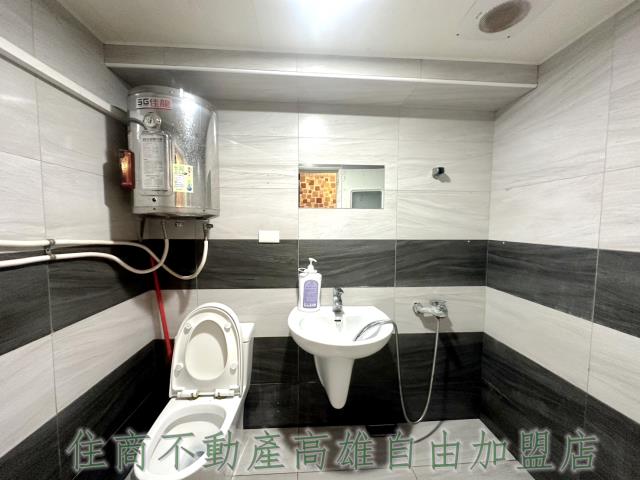 高雄新興區大樓-9