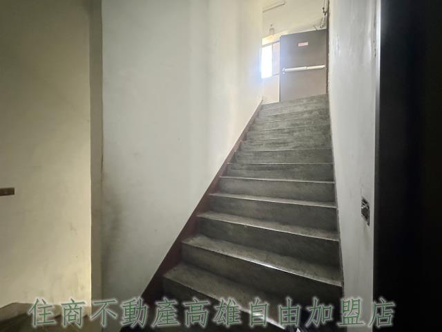 高雄新興區大樓-13